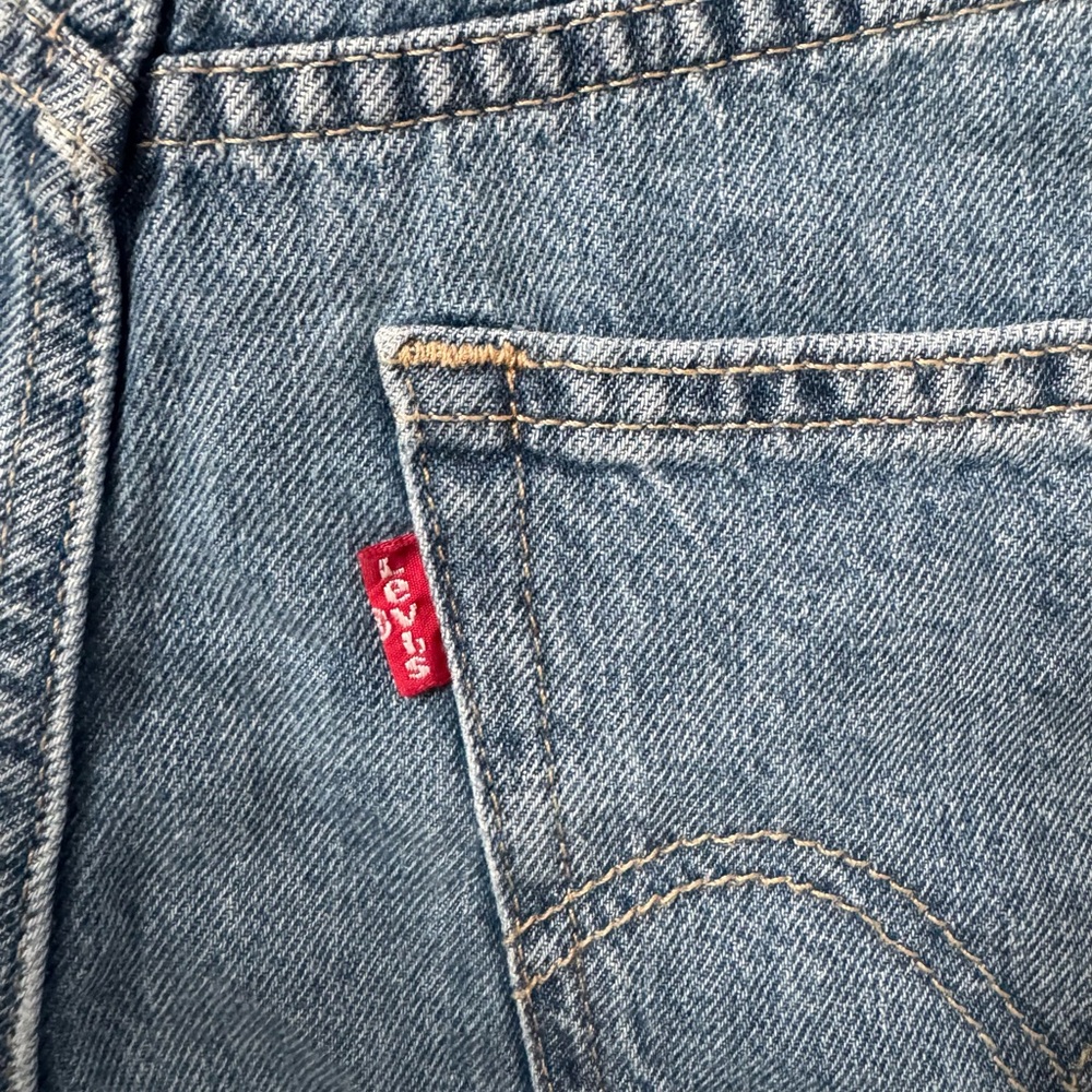NWT Levi's Women's Blue Denim High Waisted Mom Shorts - Picture 3 of 7